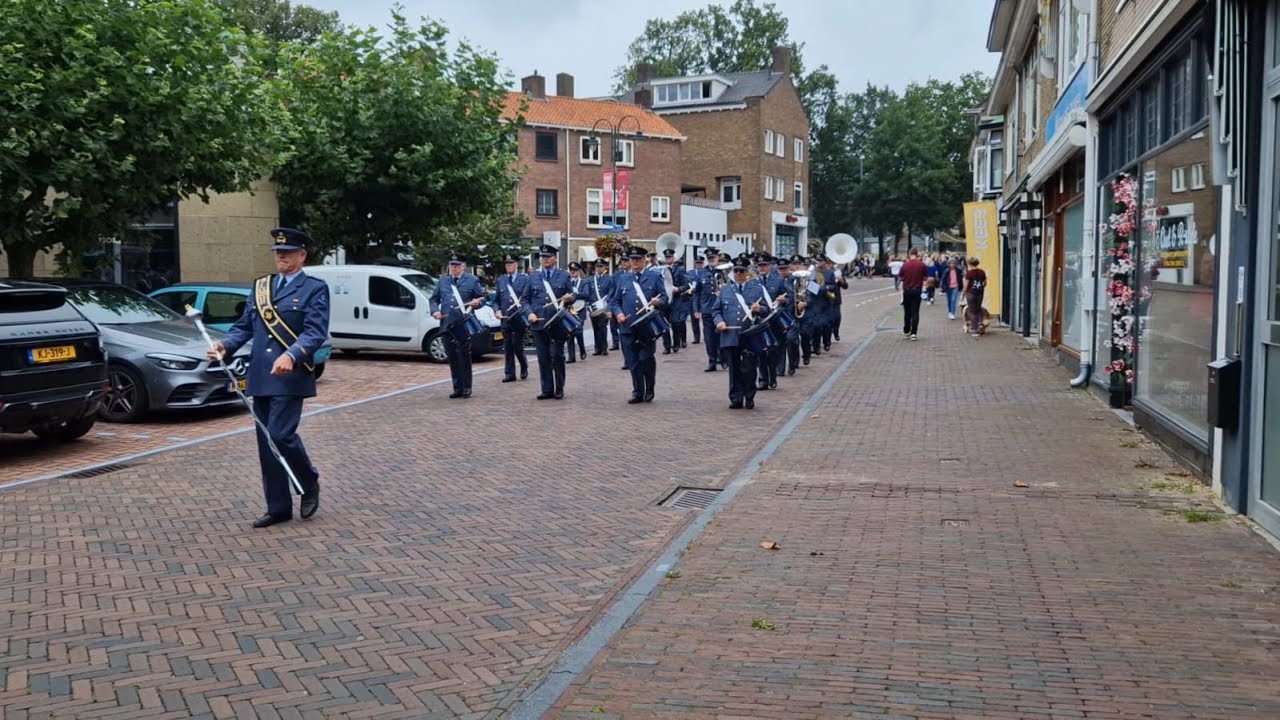 Vrijwillige Drumfanfare Koninklijke Luchtmacht tijdens de Airborne Wandeltocht in Oosterbeek.