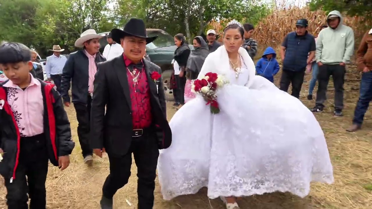 Boda tradicional en San Juan Mixtepec, baile en la casa de la novia , chilenas con violín 