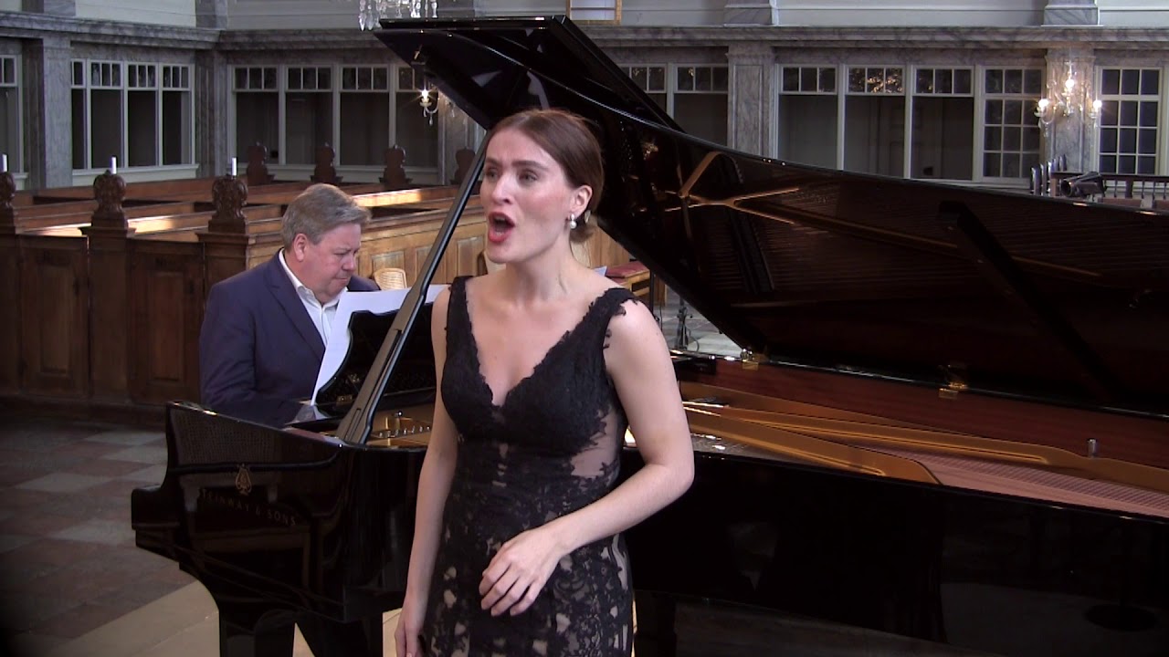 Helle Gössler Christensen sings  Chi il bel sogno di Doretta, G. Puccini