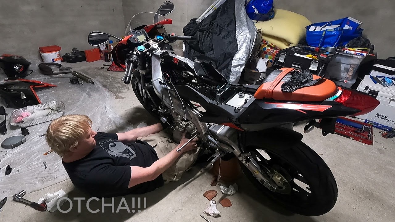 Aprilia RS 125 Top End Rebuild Part 1 - Engine Removal