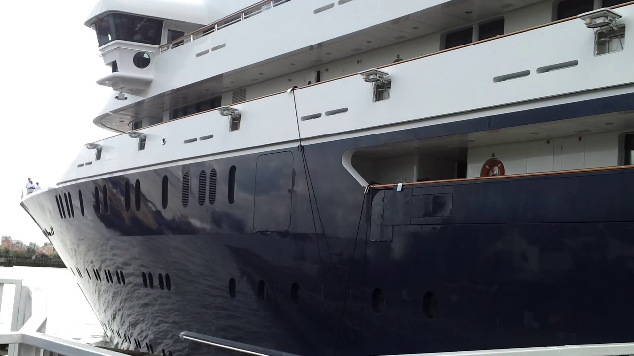 Paul Allen's Superyacht Octopus - Leaving London harbour (noise warning 1:05) full video
