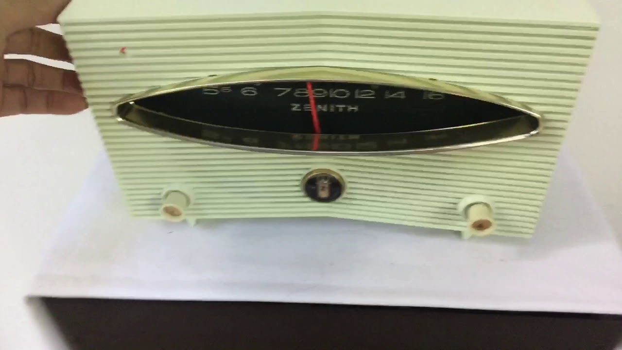 Moon Base White 1956 Zenith Model A615F Vacuum Tube AM Radio Sputnik Period Headturner!