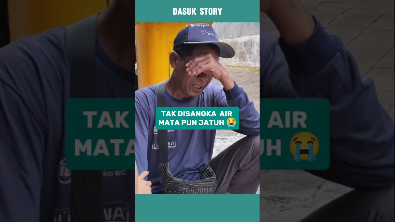Diborong dan Diberi Uang Tambahan, Penjual Kerupuk Menangis Bahagia