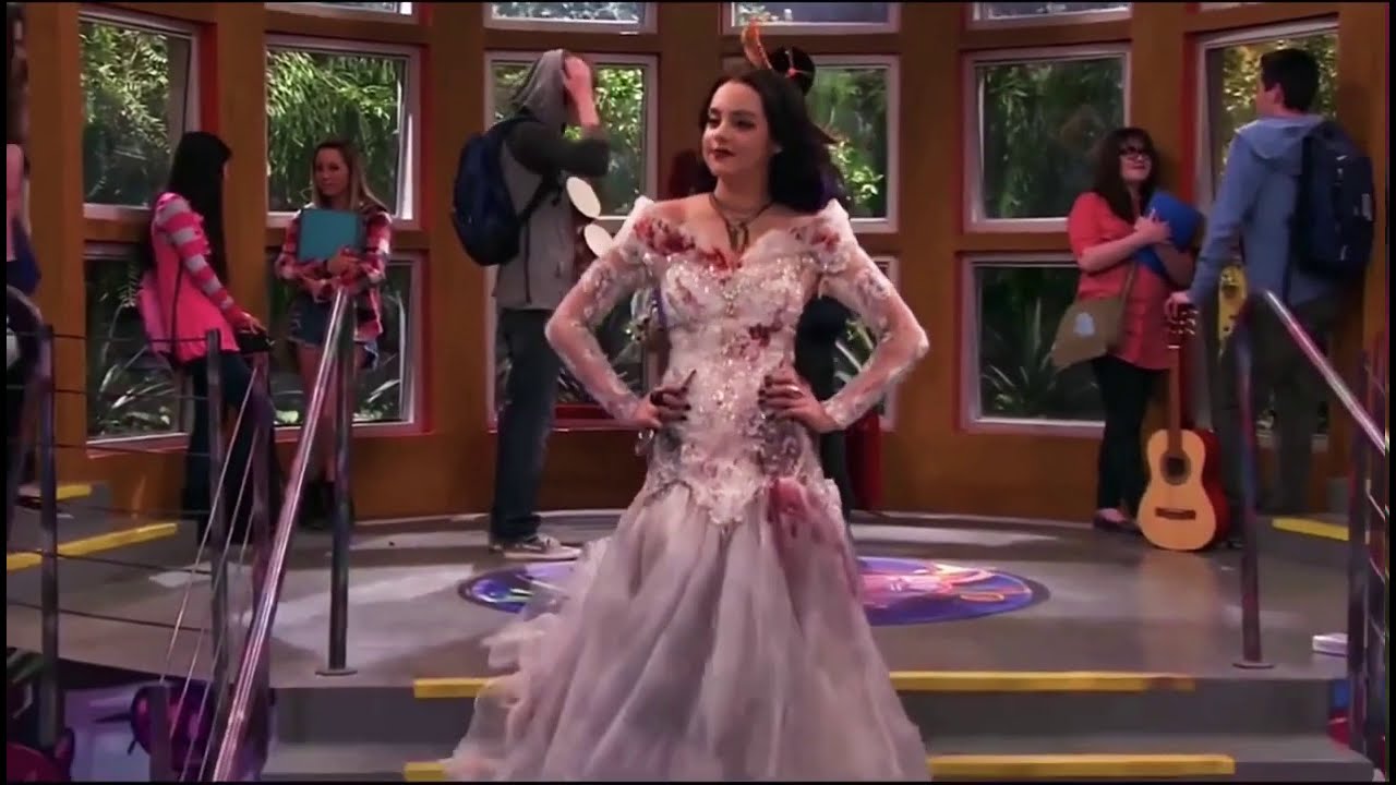Ava Max - Sweet but psycho  Elizabeth Gillies (Jade / Callie)