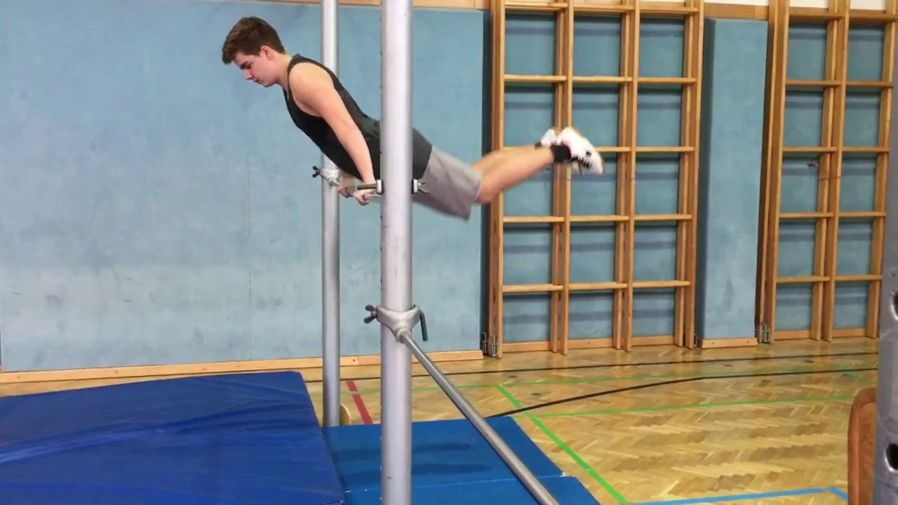 Hocke am Reck- Sportunterricht