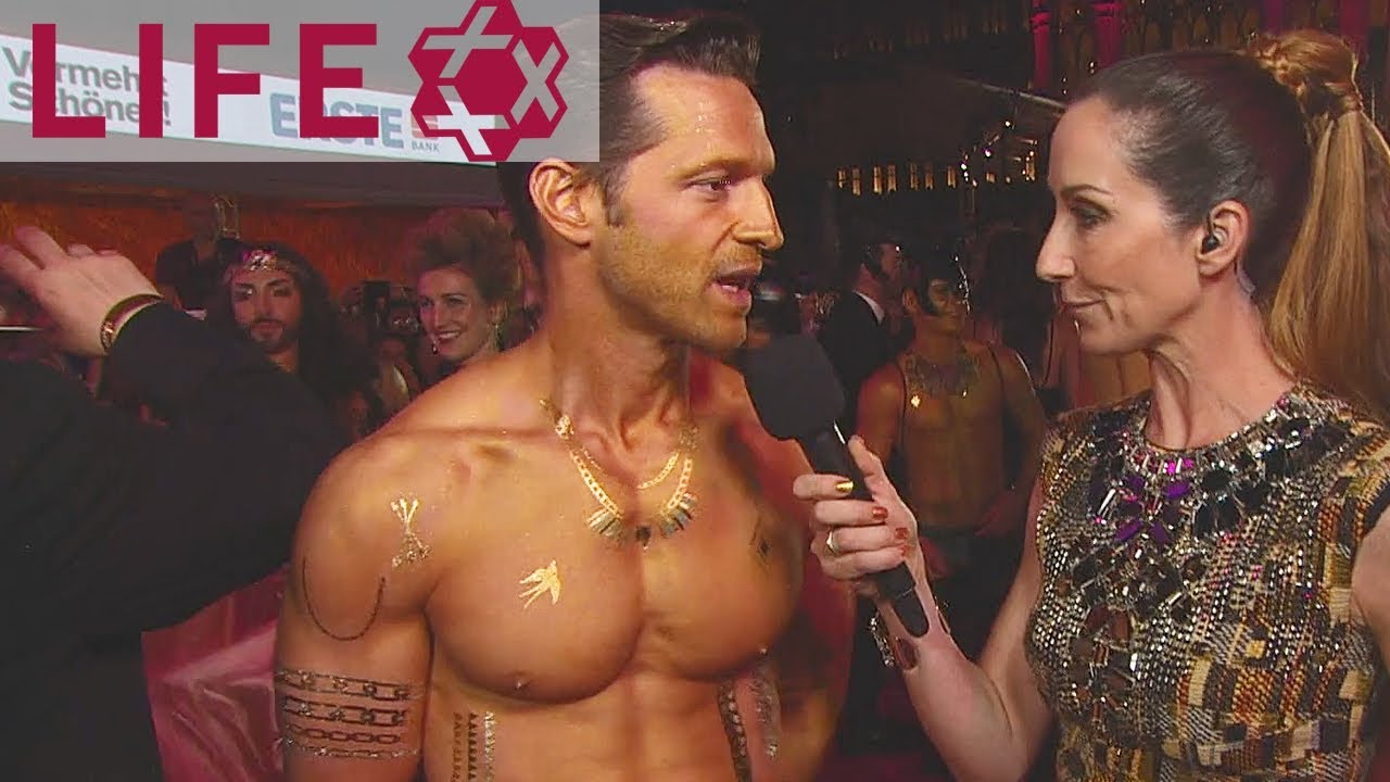 Alexander Kumptner auf dem Life Ball 2015 | Magenta Carpet