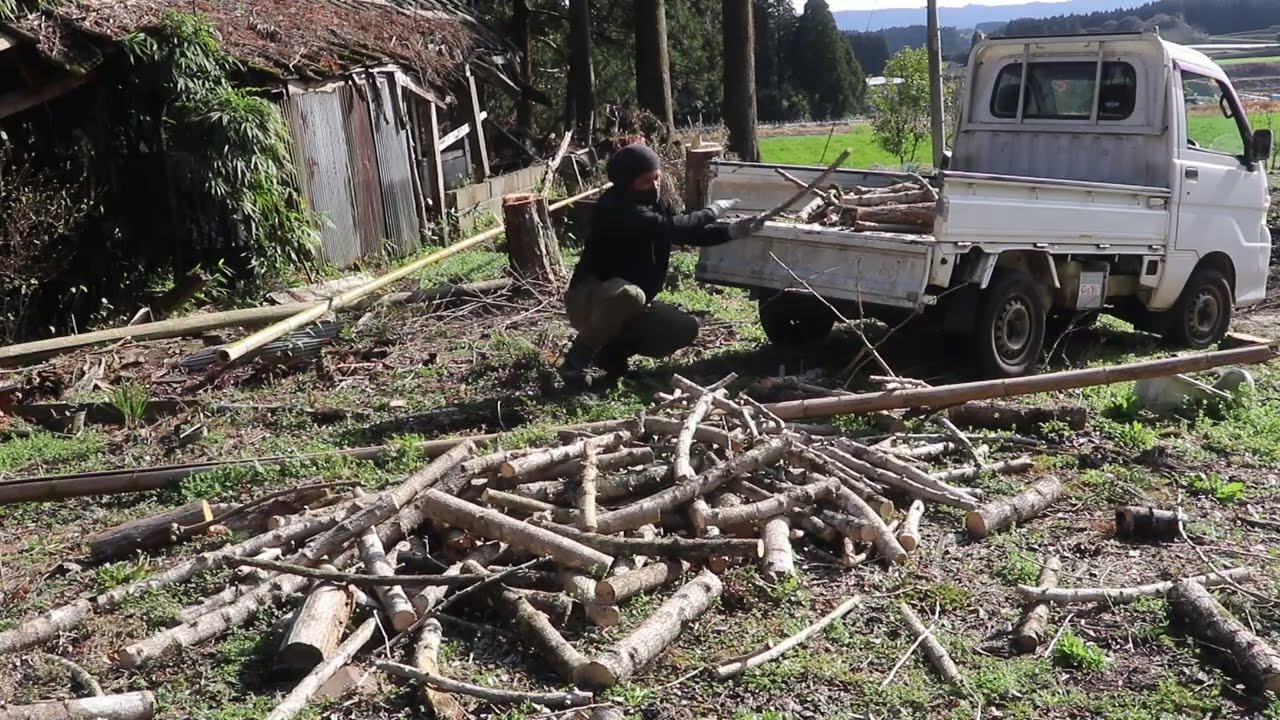 細かくした枝をまとめて軽トラに積んで綺麗にする｜畑作りを進めていく