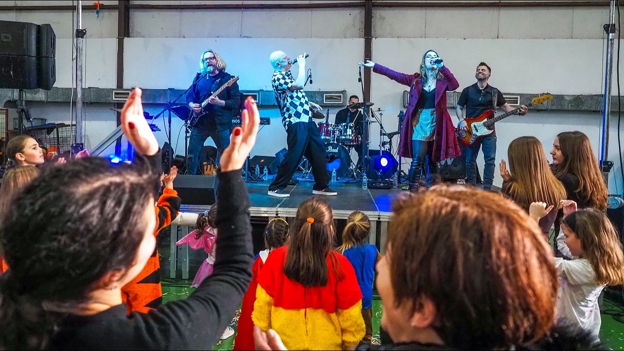 Τραγούδια ξεσηκωτικά & χοροί κυκλωτικοί, στη συναυλία της μπάντας 