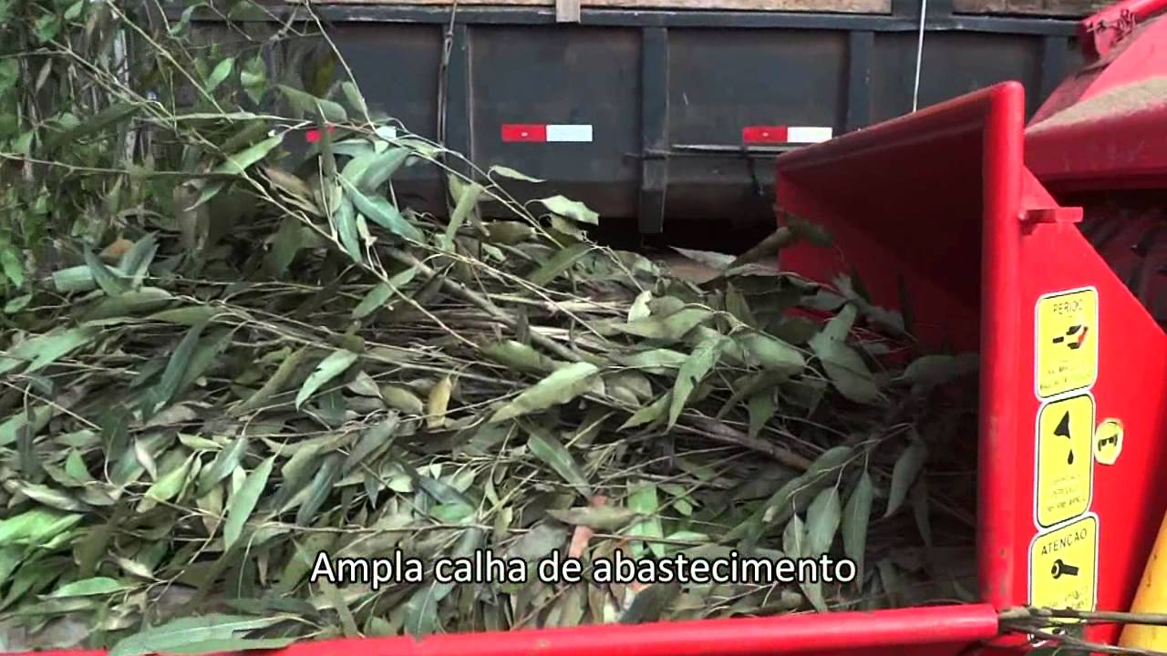 Picador Florestal  triturando de Galhos e Troncos de Alta Produção Jacaré 700 alimentado por grua