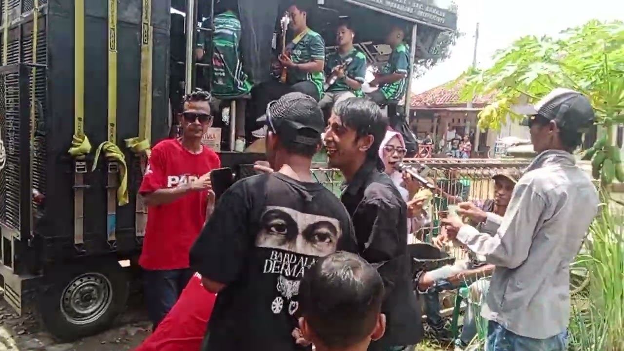Lagu Priangan versi depok dua putra dari desa bongas show desa mekargading kec sliyeg kab Indramayu 