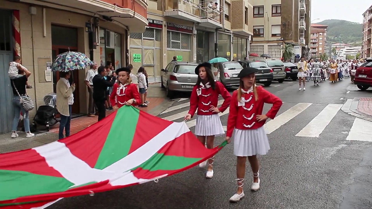 Tamborrada en Bermeo, Andra Mariak 2019 Vizcaya, País Vasco, EUSKAL HERRIA Ikurrina
