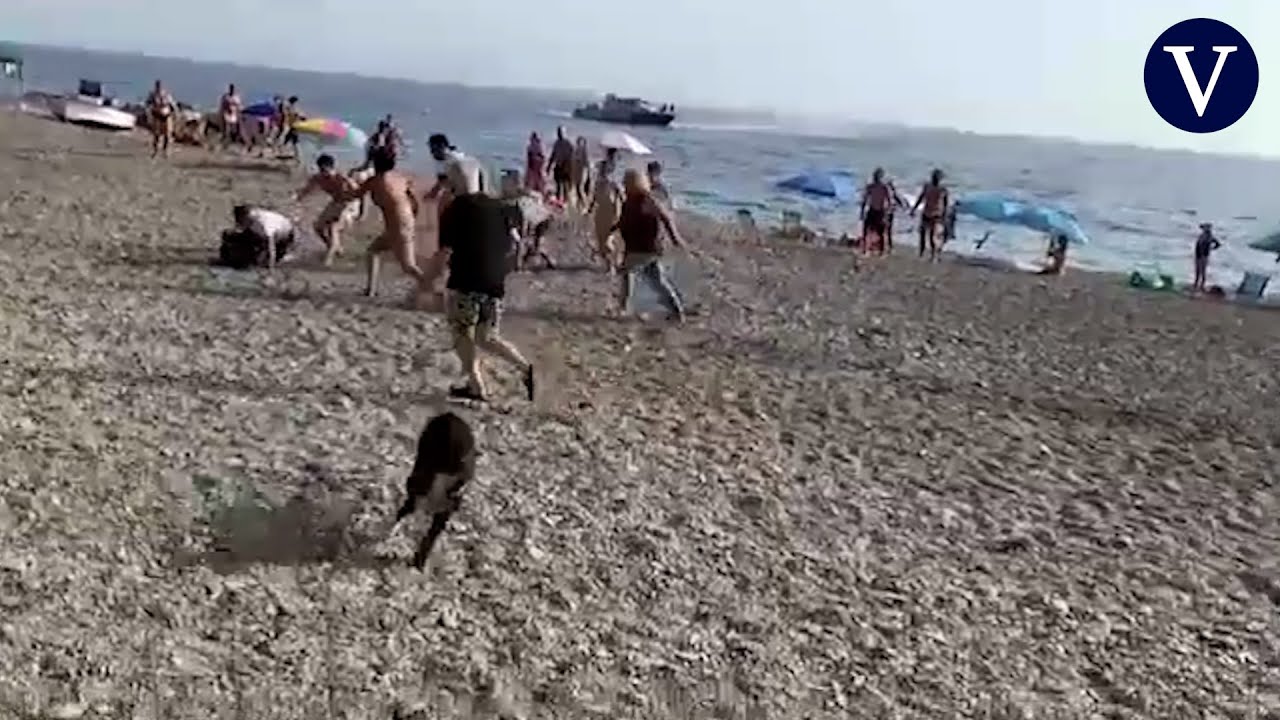 Unos bañistas ayudan a detener a dos traficantes tras quedarse encallada su narcolancha en una playa