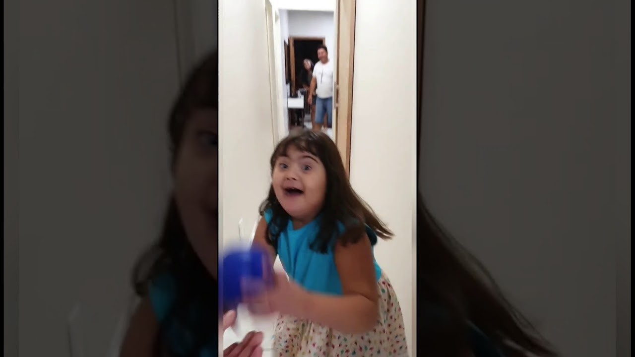 Mariana jogando boliche em  casa!