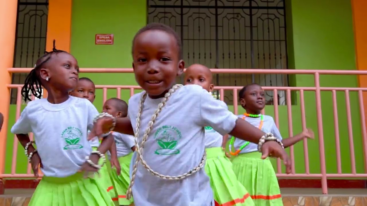 WANAFUNZI NA WALIMU WAO WAKITUMBUIZA KATIKA MAHAFALI YA TATU YA DARASA LA SABA 2023