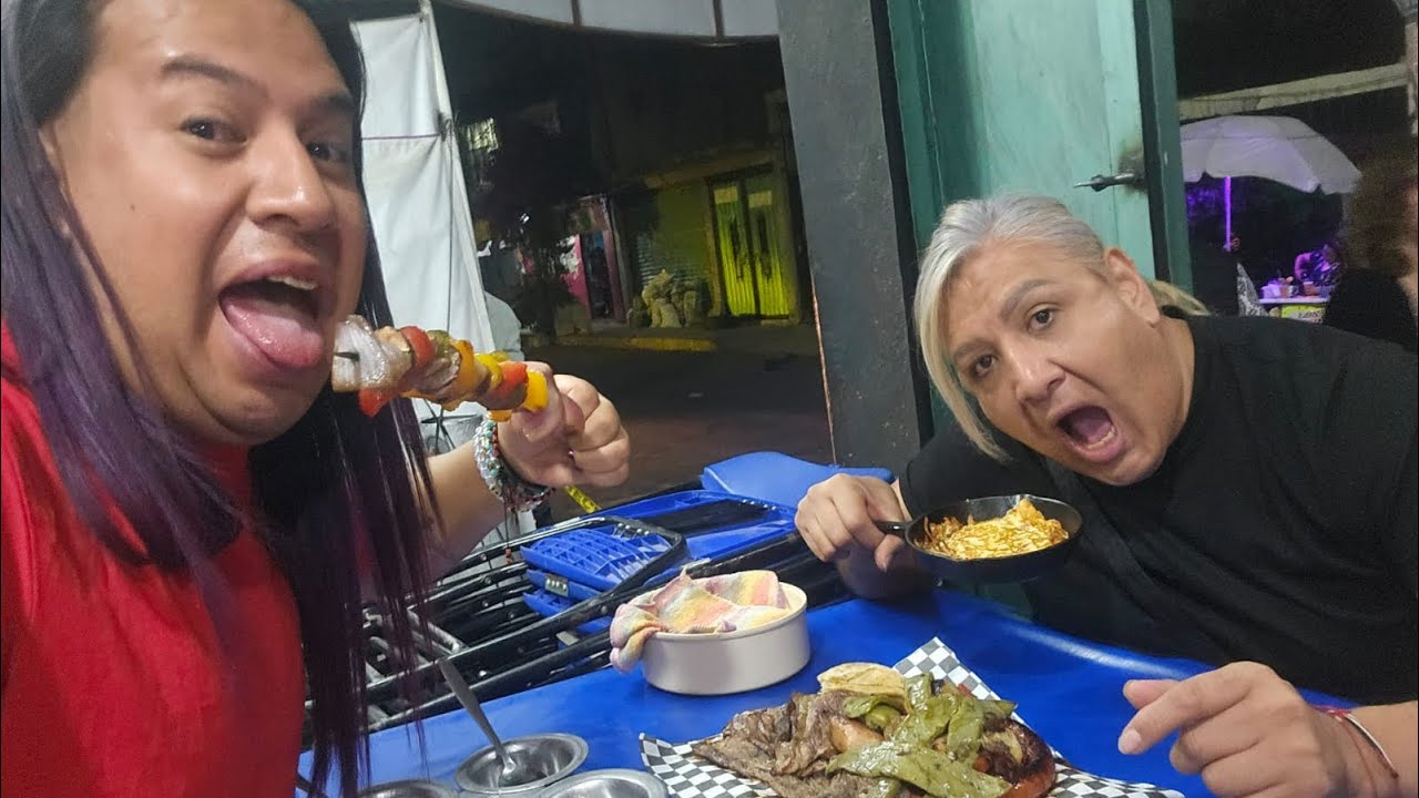 EN EL CARNAVAL CON LA CARCACHA Y BIZHOTA AGARRANDO BROCHETAS 🤣😋😋😋😋😋😋