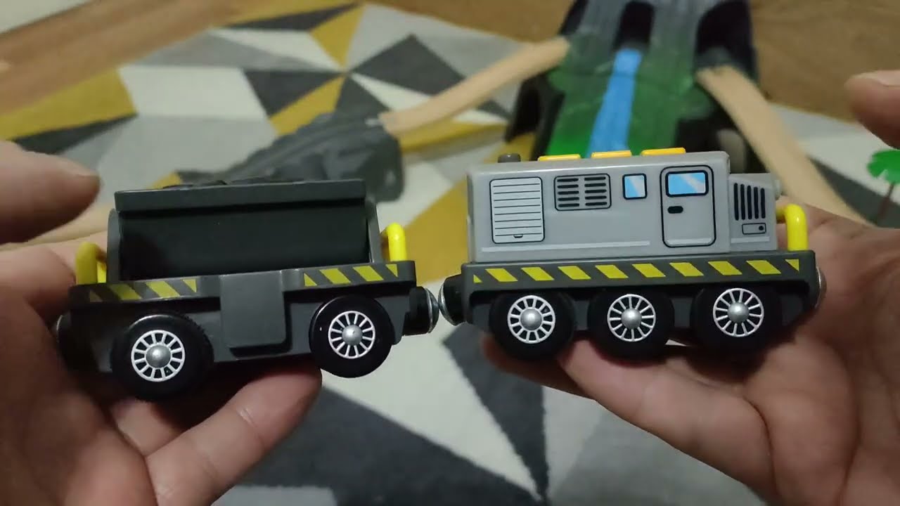Playtive electric diesel train for wooden train track unboxing review