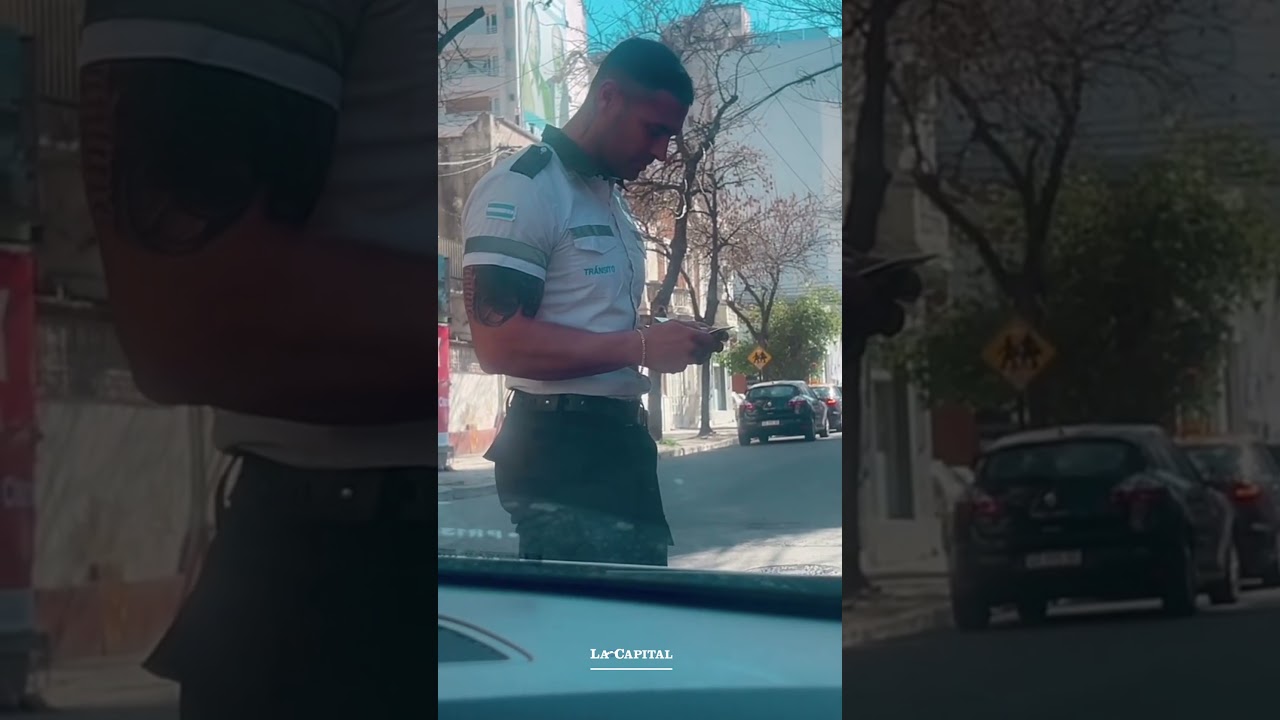 LA PARARON EN UN CONTROL DE TR&Aacute;NSITO EN ROSARIO Y AS&Iacute; REACCION&Oacute; AL VER AL INSPECTOR