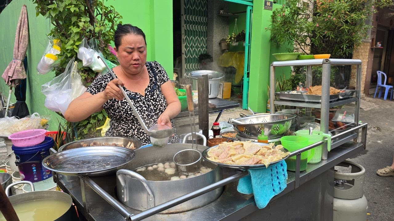 Tiệm mì trộn hoành thánh nhân tôm Chép Sài Gòn nồi nước lèo sôi ùng ục ai đi ngang cũng mua