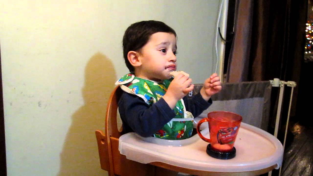 Leonardo tomando su leche con vaso