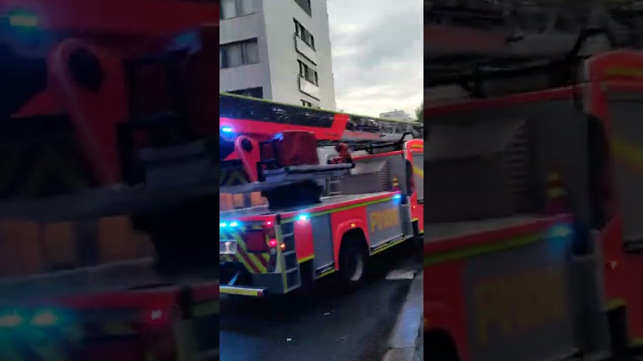 Tampereen keskuspaloasema,tikasauto PI106 l&auml;htee keikalle takatalleilta