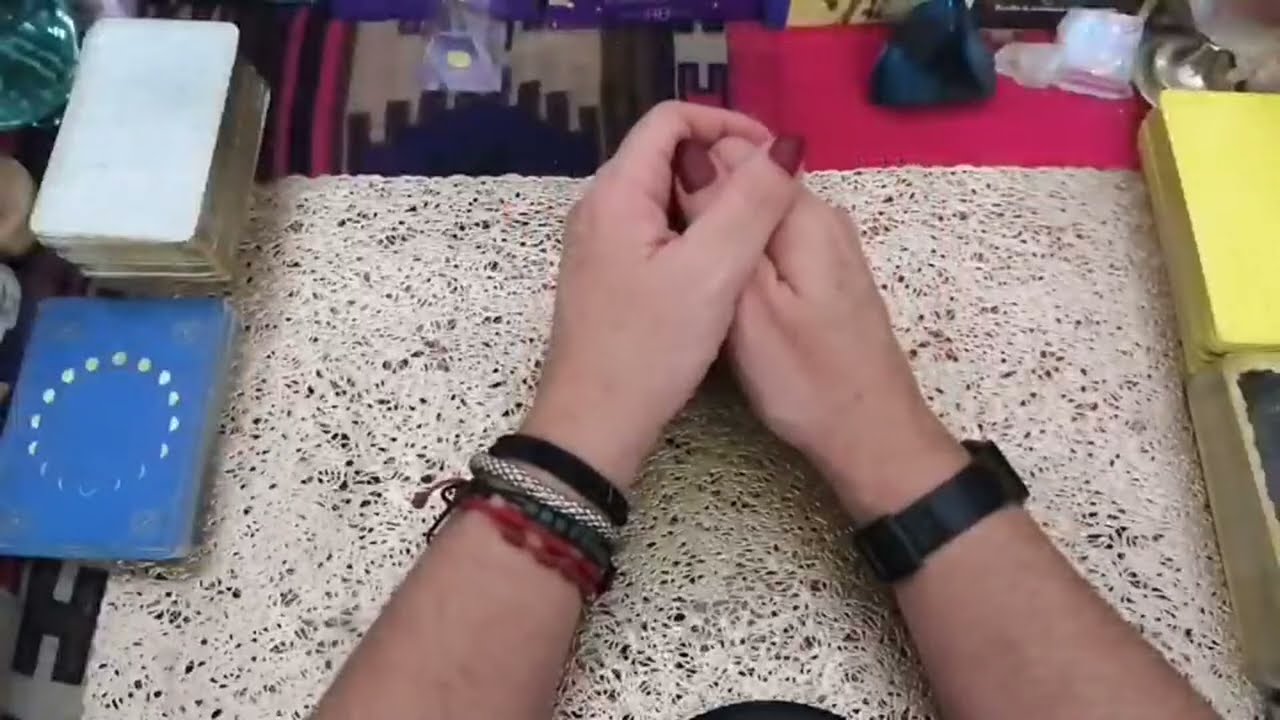 ALEKANDRA TAROT COACH está en vivo