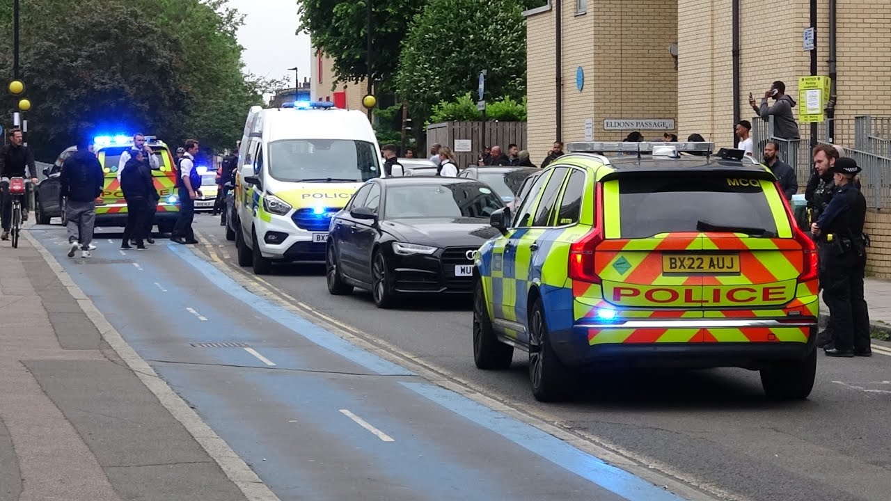***POLICE CHASE*** Audi flees from 3 metropolitan police ARV’s in whitechapel at high speeds!