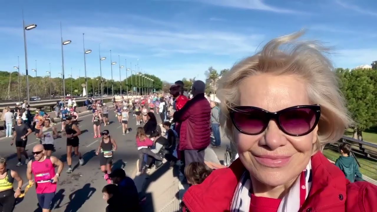 МАРАФОН ЭТО ВЕСЕЛО И ПОЗНАВАТЕЛЬНО.ПРОГУЛКА В ПАРКЕ, НАБЛЮДАЕМ ЗА БЕГУЩИМИ. MARATON, VALENCIA 2025
