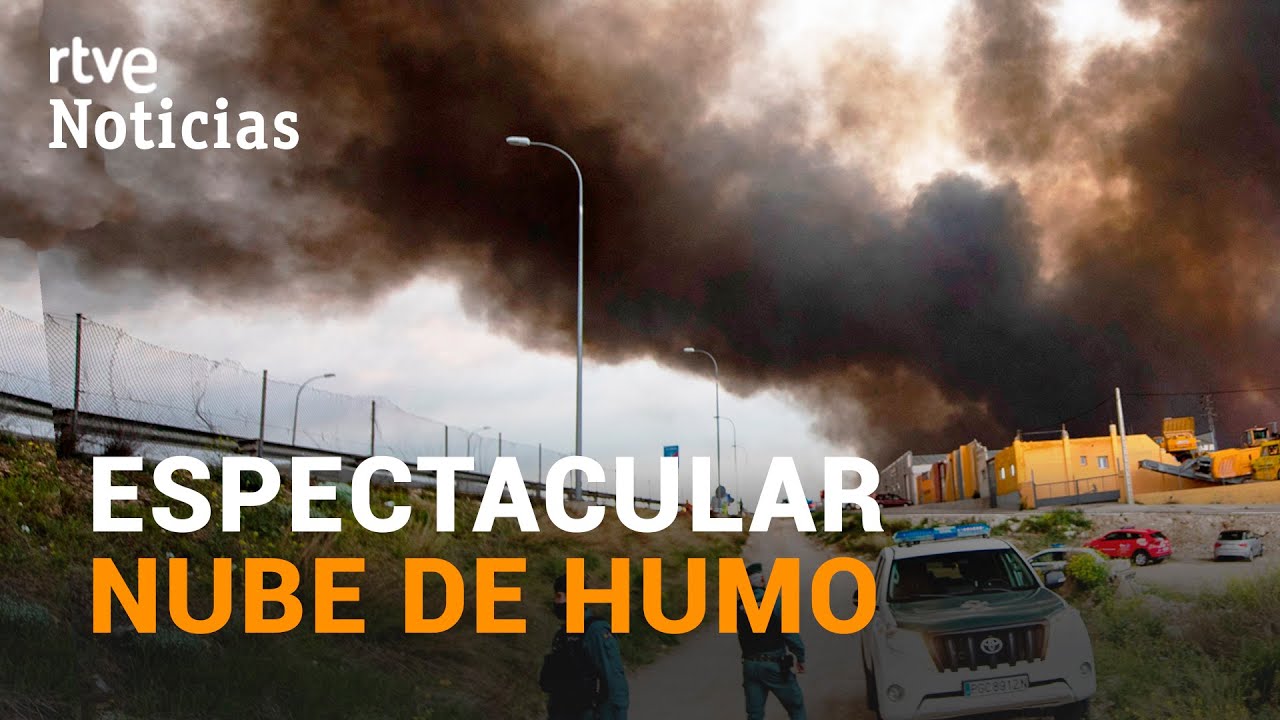 Un INCENDIO en SESEÑA (TOLEDO) produce una nube de humo visible desde MADRID | RTVE Noticias