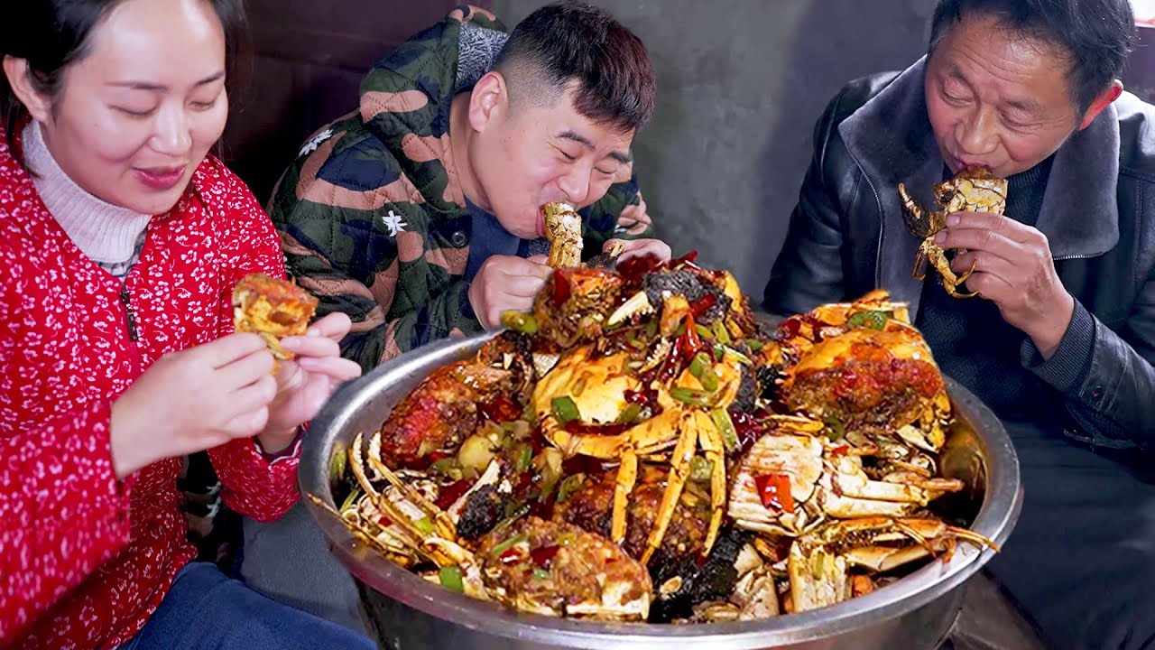 Родители Сяояна поссорились, Чао жарила много крабов, а ее отец был очень счастлив