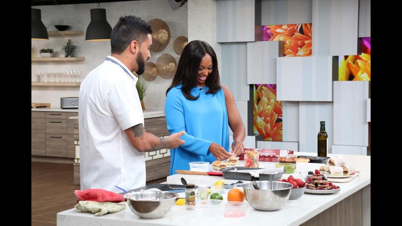 How to create a gourmet picnic spread complete with dessert