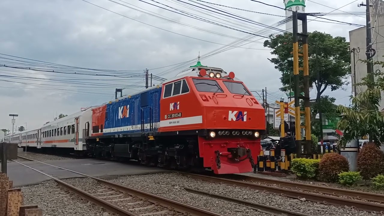 Kereta RNB Melewati JPL 107