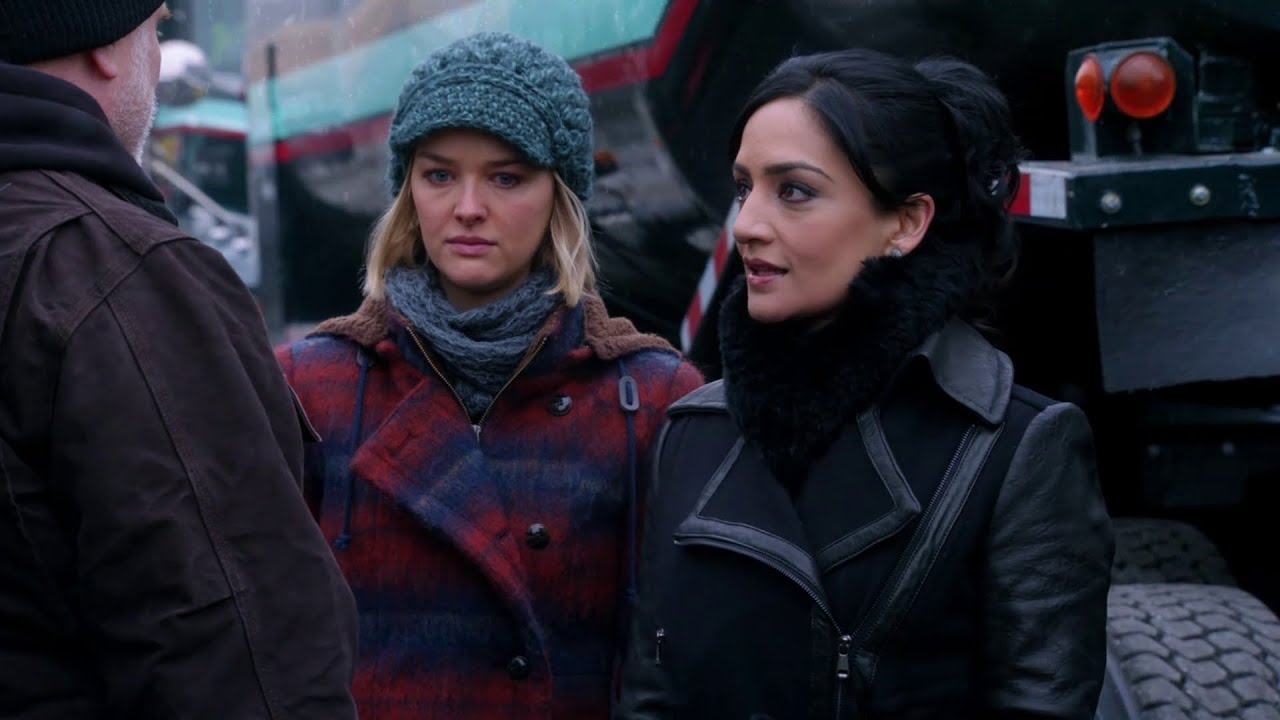Kalinda Sharma wearing leather gloves in The Good Wife - Part 1