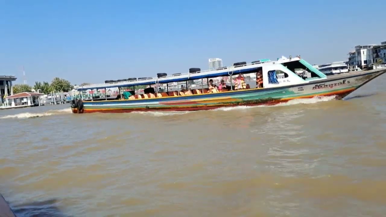 Quang cảnh 2 bờ sông Bangkok nhìn từ ghe thuyền