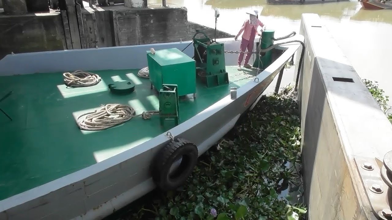 Quá đông Sà lan.ghe chở dừa làm nhộn nhịp cống ngăn mặn