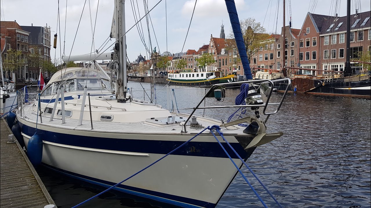 Het is een Hallberg-Rassy 36 en we noemen haar Jonna.