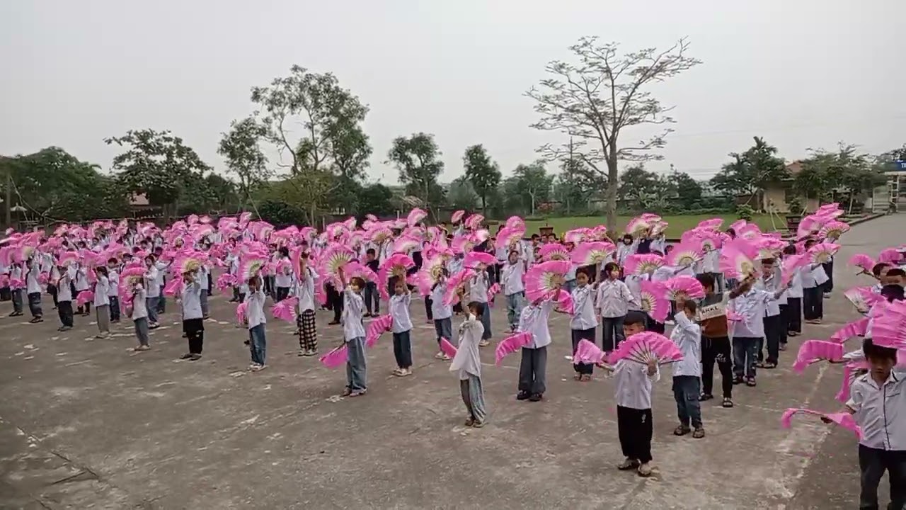 Hs trường TH&THCS An Châu múa chèo