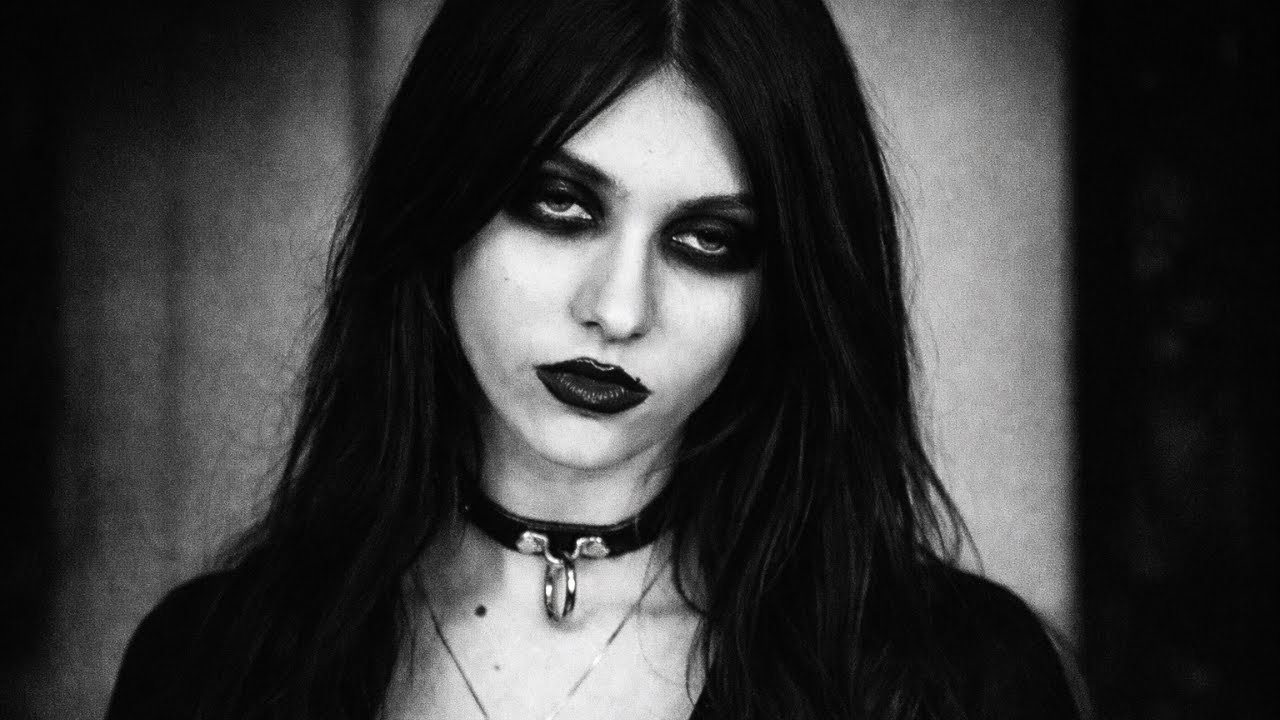 Anne Bloom - LOVE IS MADNESS // Darkwave, Post Punk