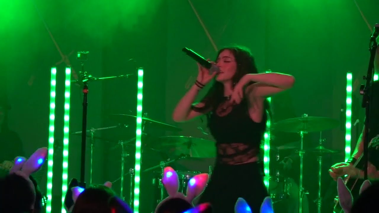 Chrissy Costanza - If Looks Could Kill