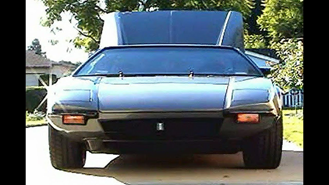 1972 DeTomaso Pantera on the move