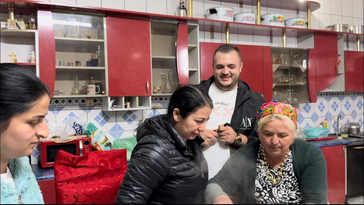 Cum l-au așteptat Anca și doamna Stela pe Leo de la Strehaia acasă de la spital!