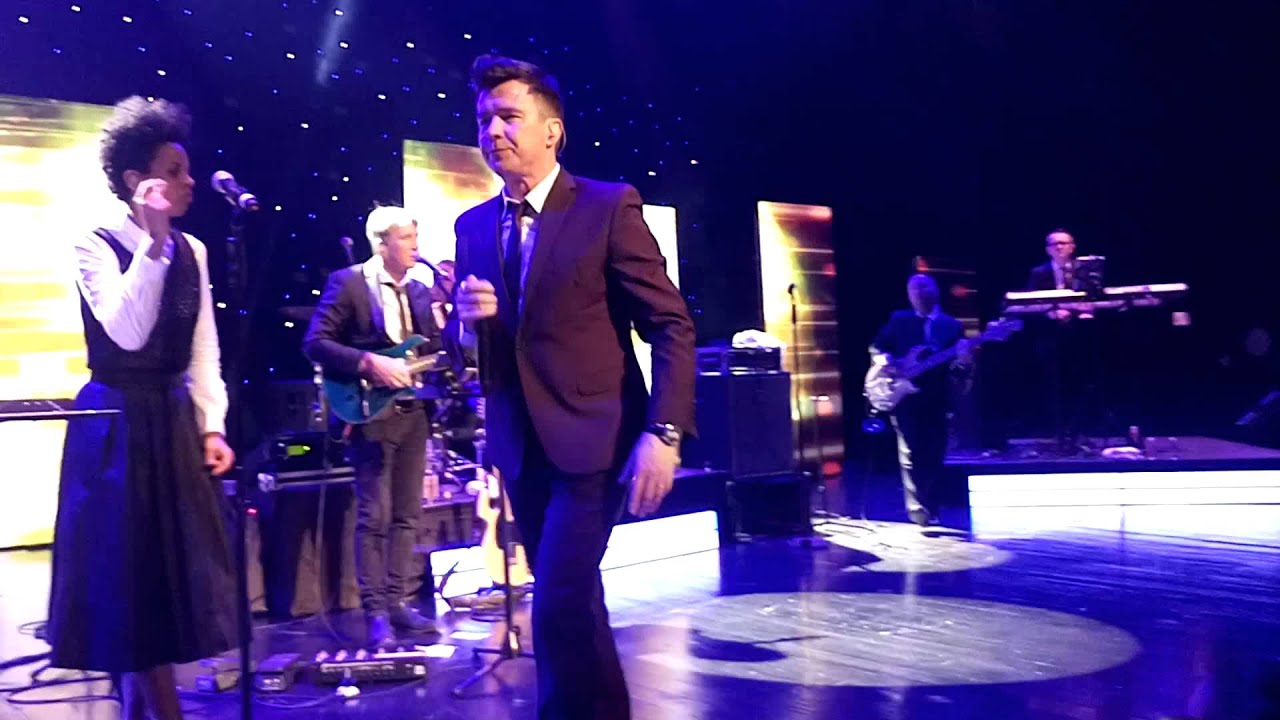 Rick Astley - Never Gonna Give You Up (November 30 2015) LIVE in Manila!