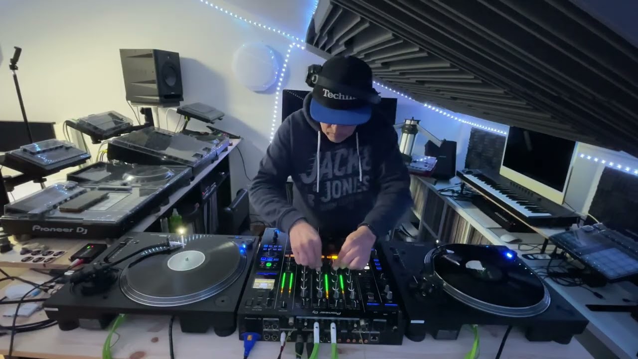 @TheDj_Sonic_G Vinyl sessions at BUNKER STUDIO