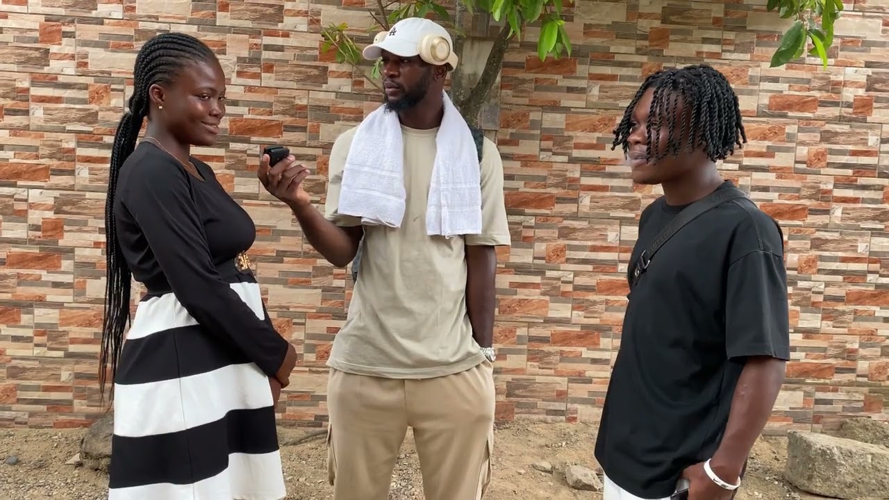 CE PETIT GABONAIS 🇬🇦 JOUE AVEC LES FILLES GRÂCE À L’ARGENT DE SON PÈRE.