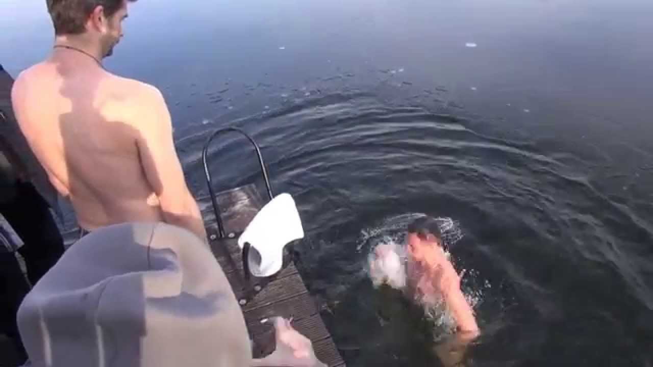 Купание в Kölpinsee в праздник Крещения Господня в Götschendorf, Германия. 18 января 2015. -1,1 °C