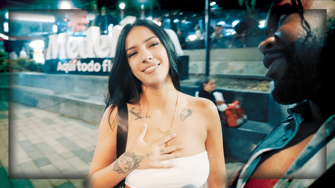 Colombian Girl Makes Me a Naughty Offer in Parque Lleras | Colombia Medellin Nightlife