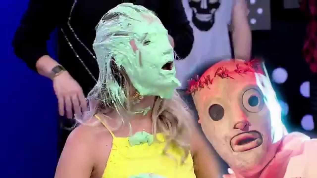 Torta na cara - modelo é humilhada em game show