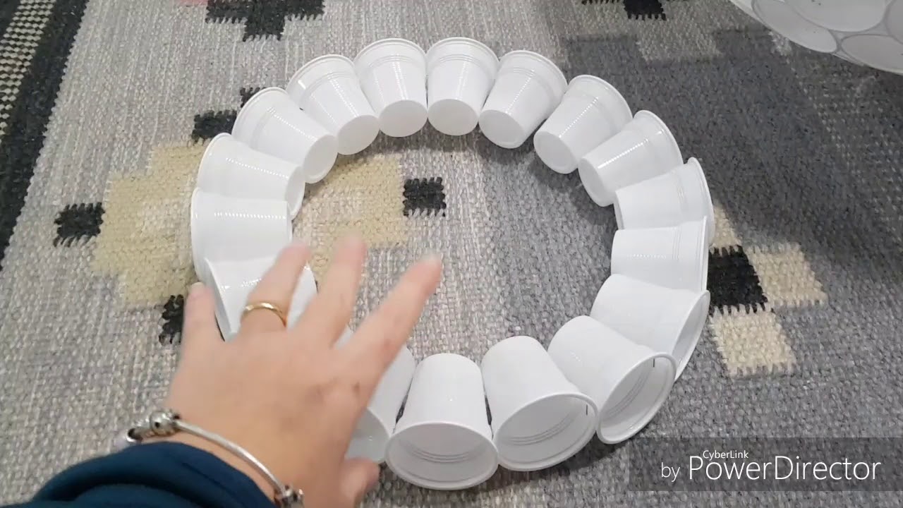 Pupazzo di neve con bicchieri di plastica
