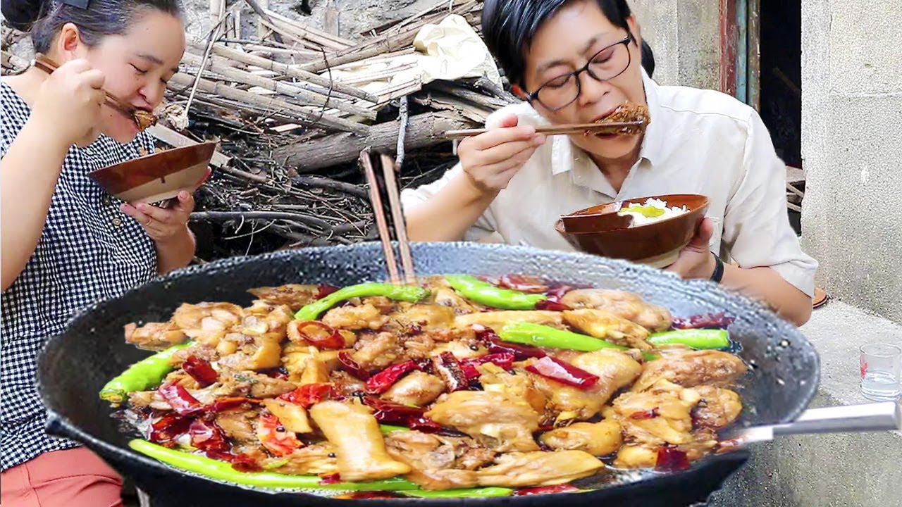 3斤的鸡肉，九九做重庆经典吃法，两人就着铁锅吃，再来一口酒，过瘾！【湘西九九美食】