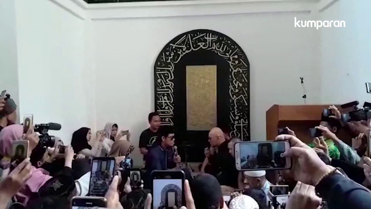 Deddy Corbuzier Mengucapkan Kalimat Syahadat di Masjid Al Mbejaji, Yogyakarta