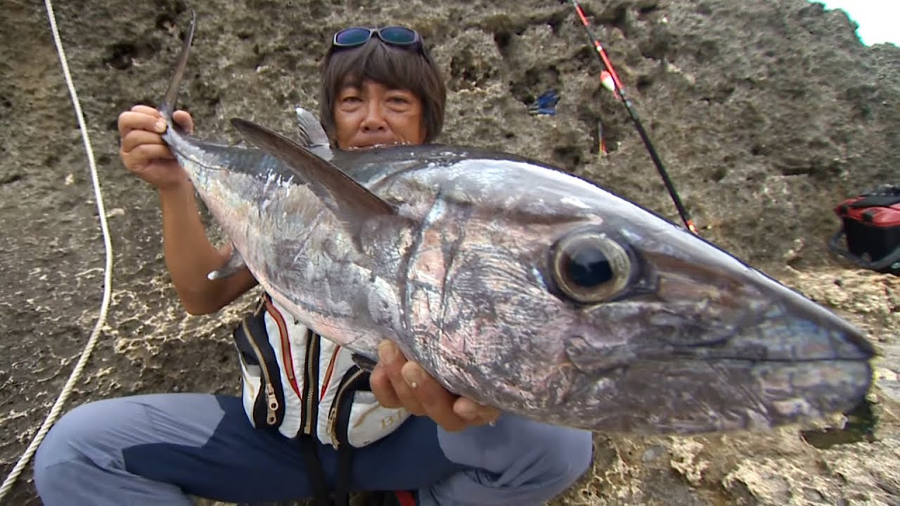 【いつでも釣り気分！】#特別編 真夏のビッグゲームに刮目せよ！ 沖縄県波照間島で迫力の磯釣り